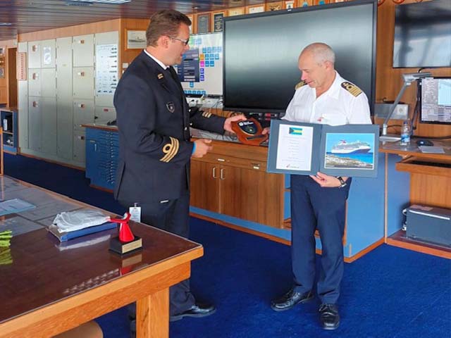 Key & Plaque ceremonie Carnival Legend tijdens Maiden Call Rotterdam